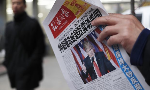 Sebuah koran China memberitakan kemenangan pemilu Donald Trump. Menteri luar negeri baru Rex Tillerson telah membuat pernyataan bodoh tentang China. Foto: Andy Wong/AP